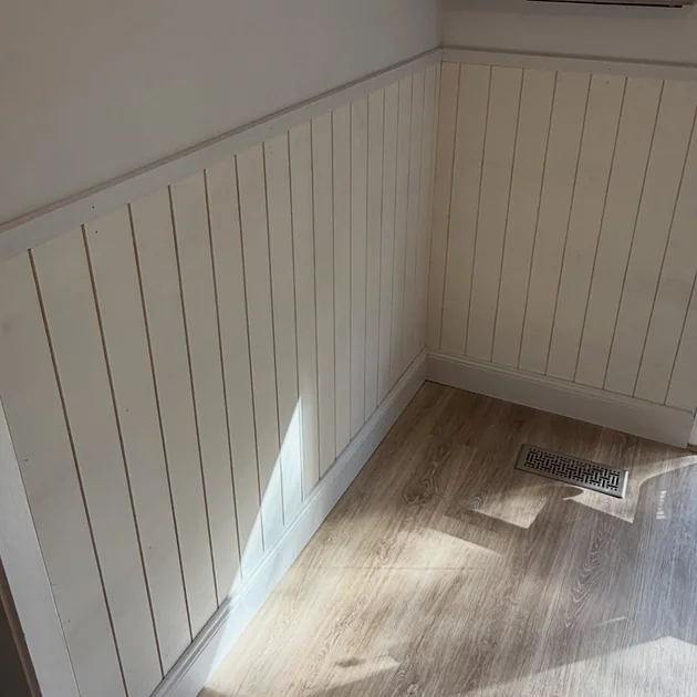 Room lined with vertical joint wall panelling