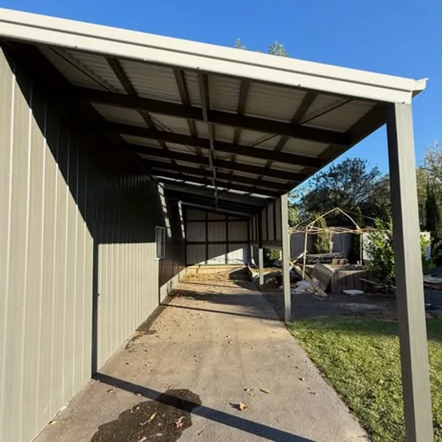 Steel lean-to bay alongside a shed